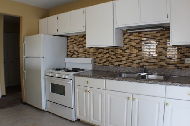 Building Photo - 706 W Ivanhoe Ln