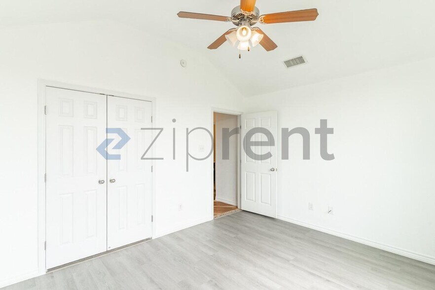 Building Photo - Unit