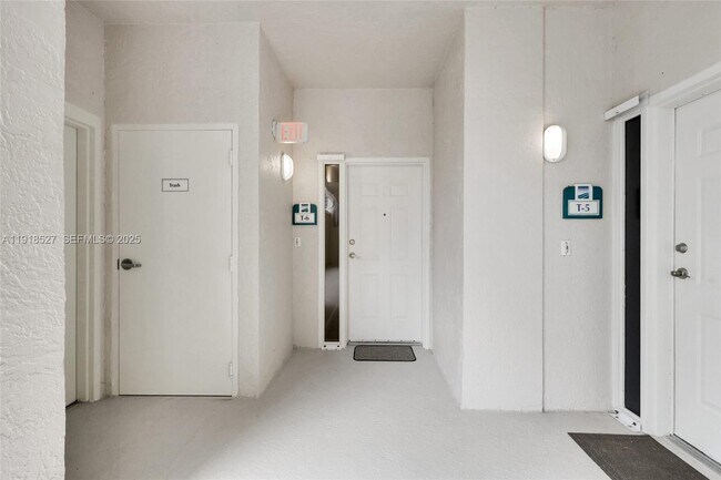 Building Photo - 5051 N Hwy A1A