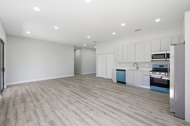 Building Photo - 825 Carbon St E