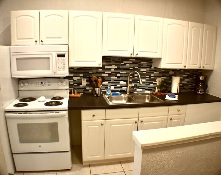 Building Photo - 407 S Melville Ave