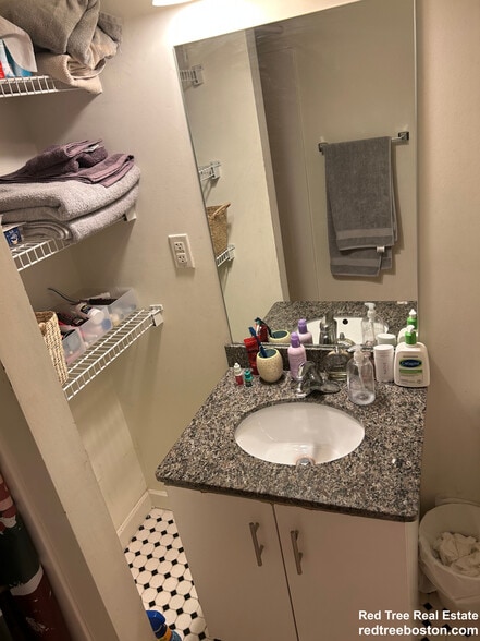 Building Photo - 461 Park Dr