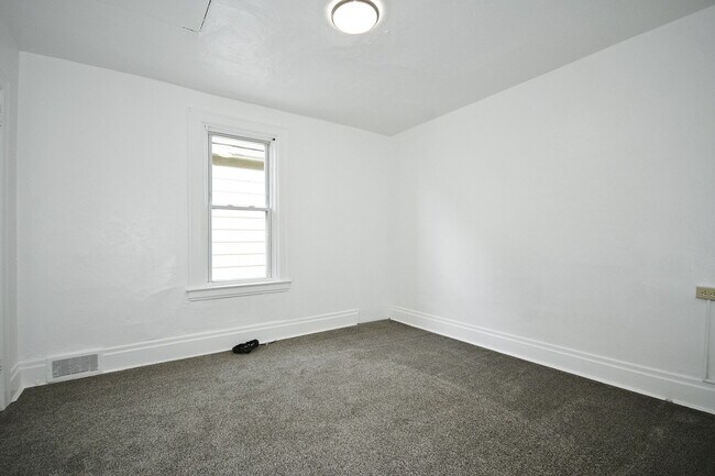 Building Photo - Updated 3 bed/1 bath House with garage!