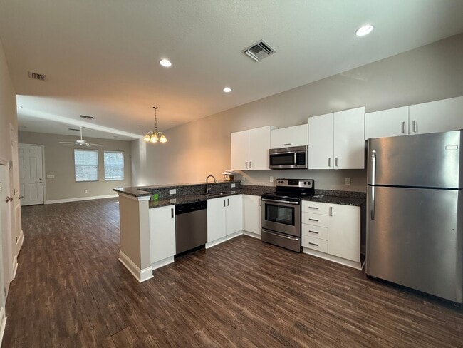 Building Photo - Downtown Central Location 2/2 Townhome with fenced yard and garage