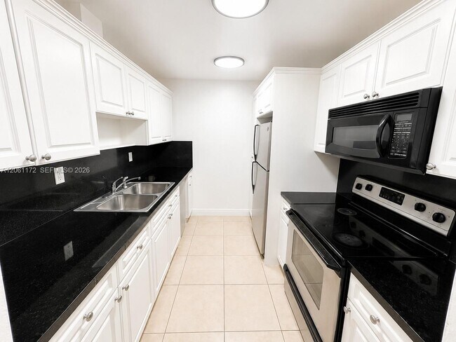 Building Photo - 10800 N Kendall Dr
