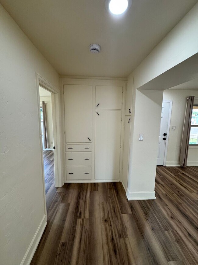 Building Photo - Beautifully Renovated 3 Bedroom ~ 2 Bathro...