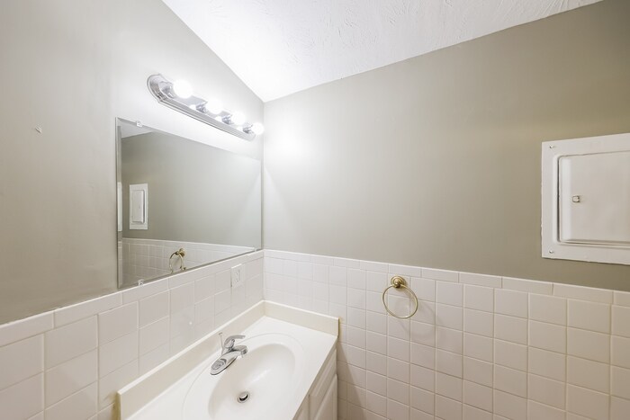 Building Photo - 927 W Lakeview Cir