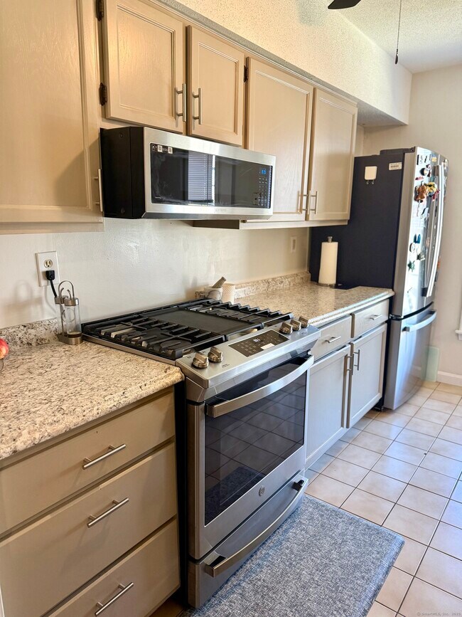 Building Photo - 11 D Riverview Dr