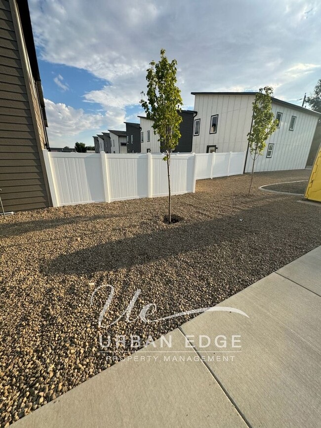 Building Photo - 3 bed 2.5 bath townhome!