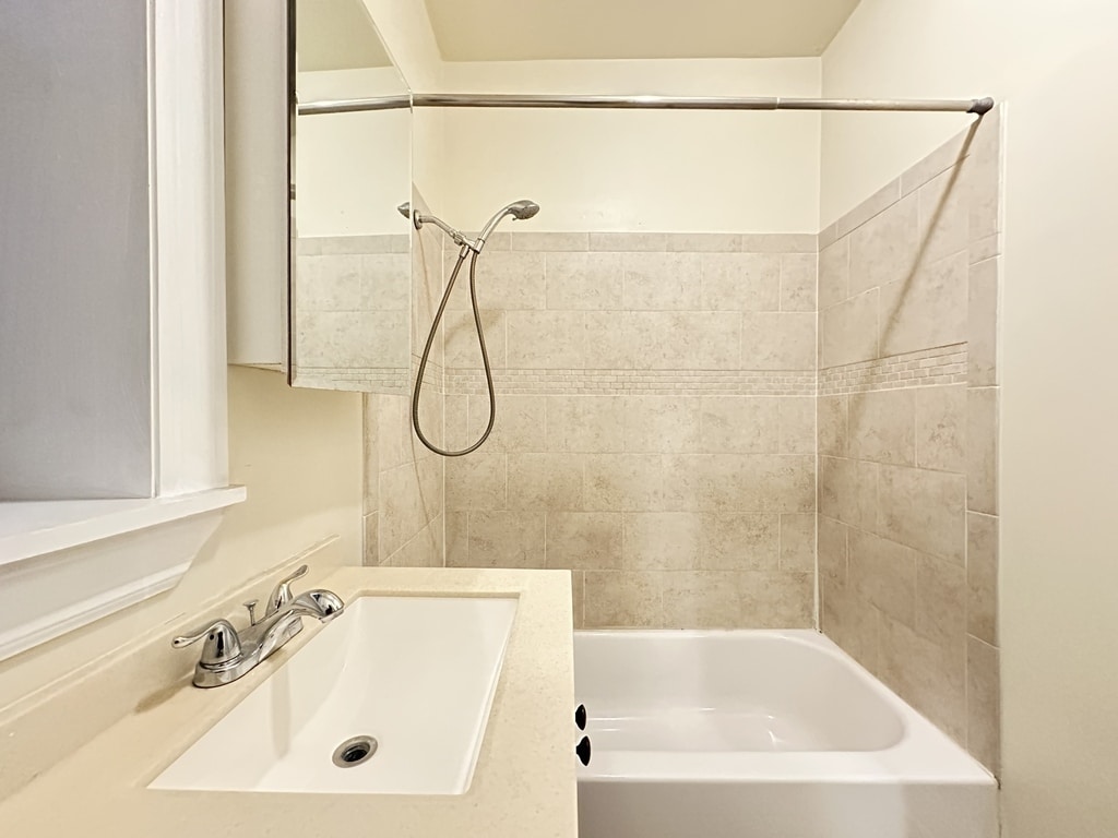 Building Photo - 1337 N Dearborn St