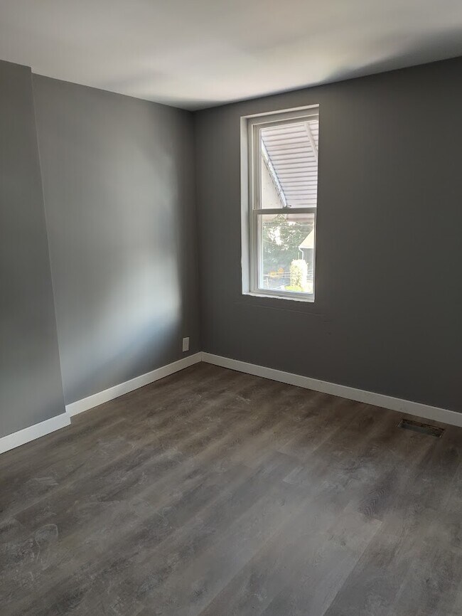 Building Photo - 218 W 5th St