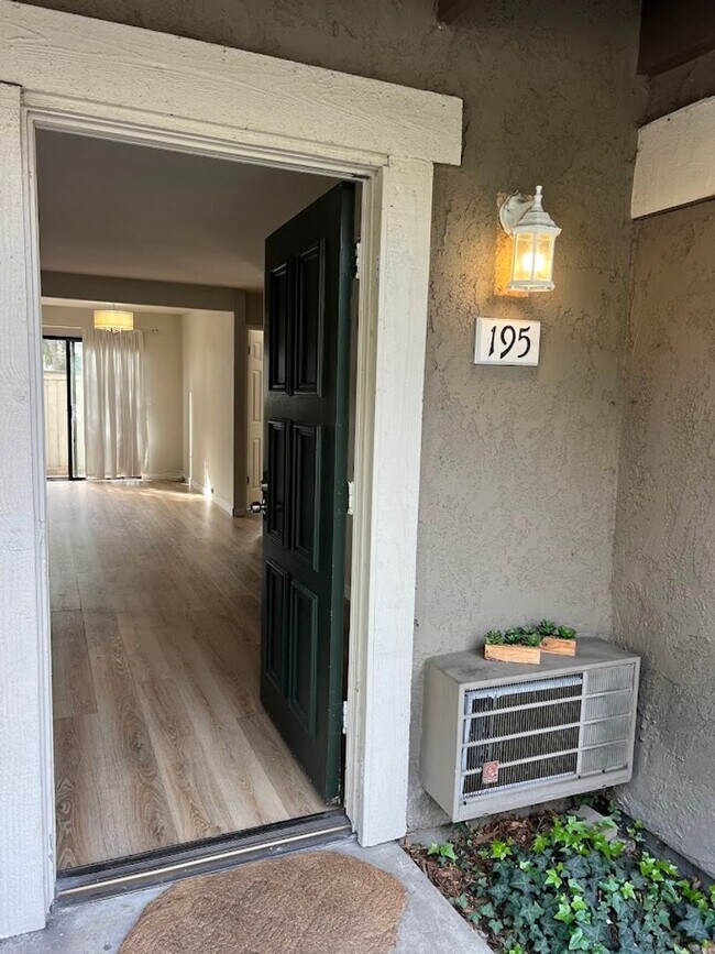 Building Photo - Irvine 2 bedroom with Upgrades