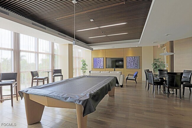Building Photo - 3000 Oasis Grand Blvd