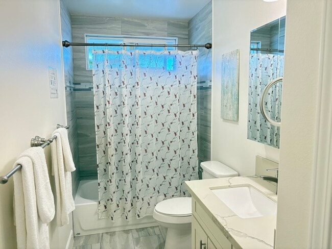 Building Photo - Large 5 Bedroom Home