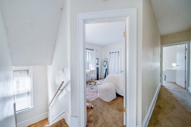 Building Photo - Ultimate 6-Bedroom House with Modern Kitchen, Baths & Private Parking!