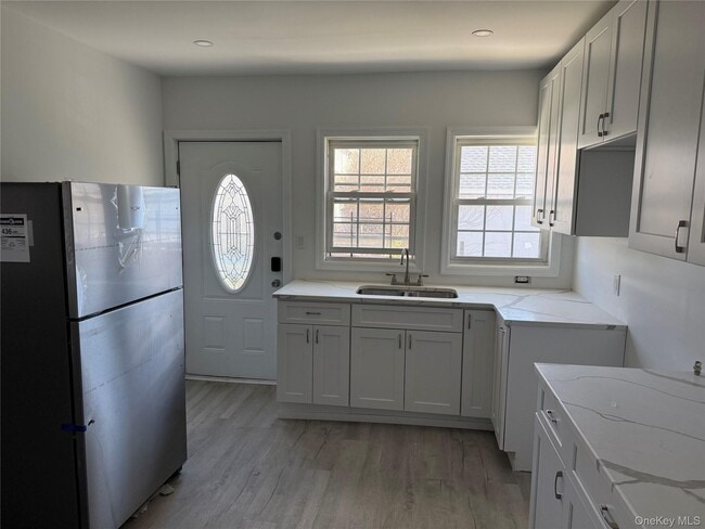 Building Photo - 862 Station Pl