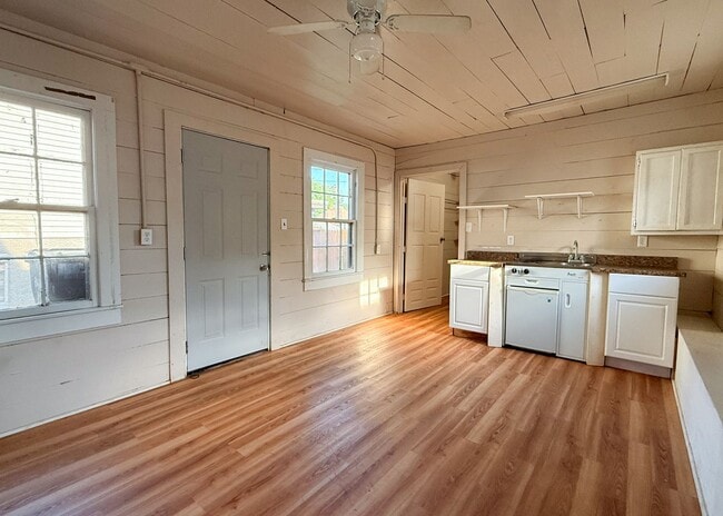 Building Photo - Studio in Main Town • All Utilities Included • Batesville