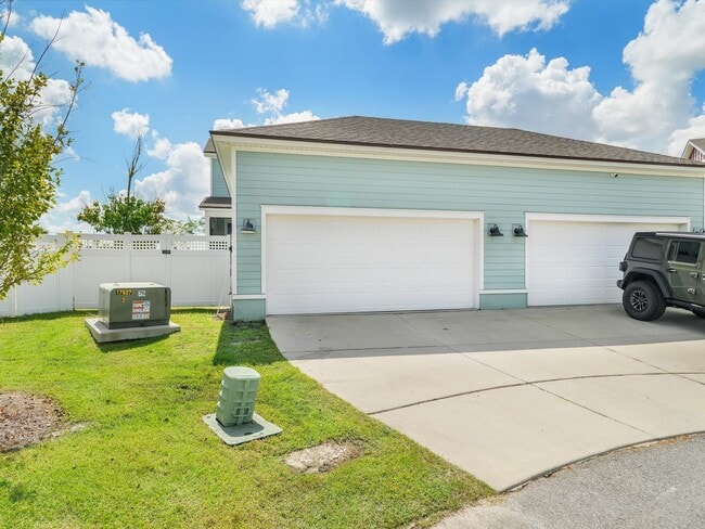 Building Photo - Resort-Style Living in a Spacious 4-Bedroo...