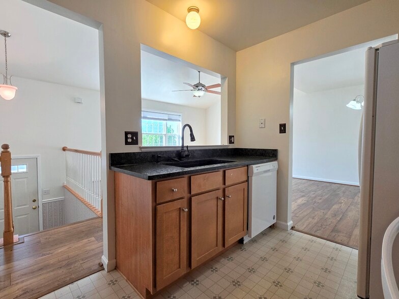 Building Photo - 521 Fox Ridge Ln