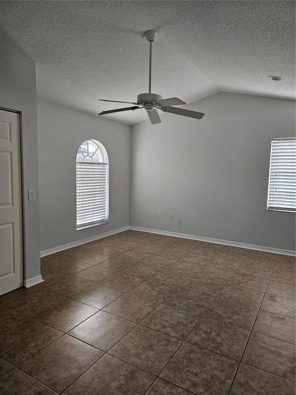 Building Photo - 417 Lake of the Woods Dr
