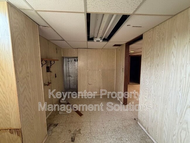 Building Photo - 221 River Rd