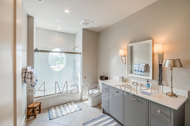 Building Photo - 103 Alester Square