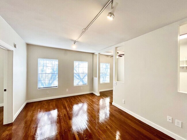 Building Photo - 4021 Mandell St