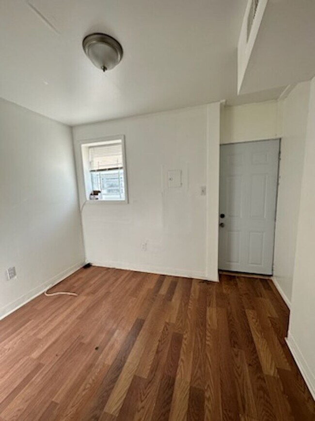 Building Photo - Affordable rowhome close to downtown Balti...