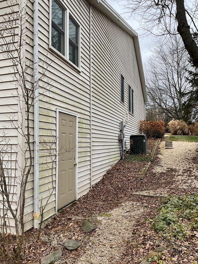 Building Photo - 11 Round Ridge Rd