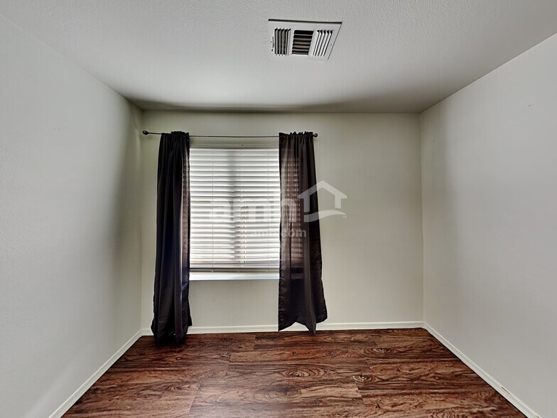 Building Photo - 1303 N Balboa Dr