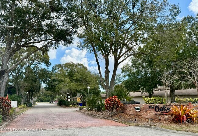 Building Photo - 1600 Woodland Dr