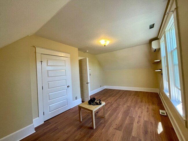 Building Photo - Lovely NE  3 Bed 2 Bath - King Neighborhood - A/C, Garage and Location!