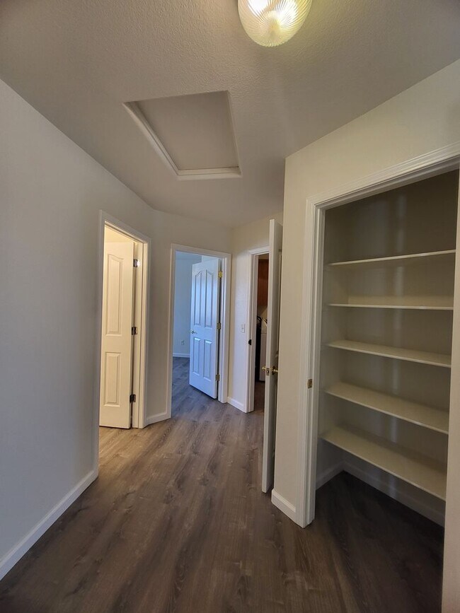 Building Photo - GOLDEN SPRINGS RANCH U8 - W. Betty Avenue