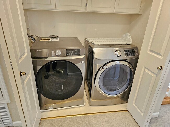 Building Photo - Charming 4 Bed 3 Bath Townhome near Santana Row Available Now!!