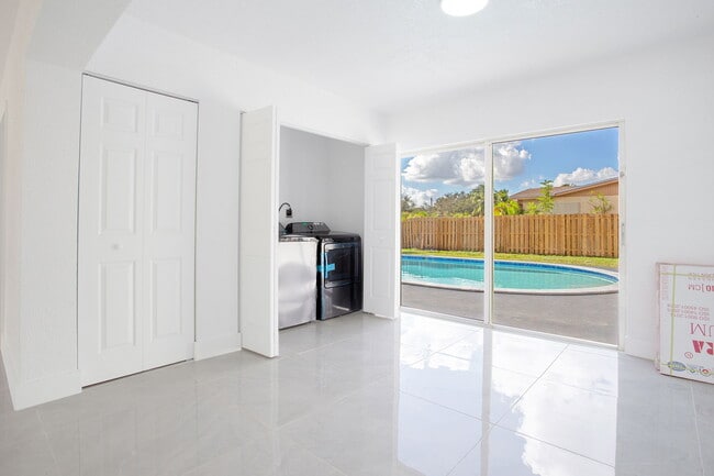 Building Photo - 17600 NE 2nd Ct