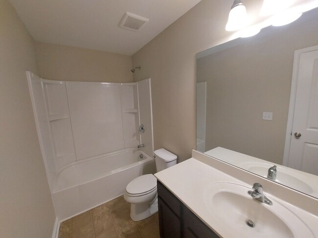 Building Photo - Newly Renovated Beautiful Townhome for Ren...