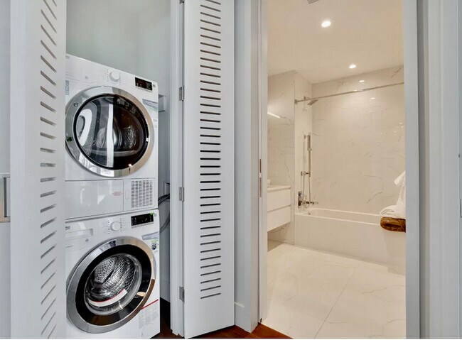 Building Photo - FLOOR TO CEILING WINDOWS! 1BR!! TOP FLOOR ...