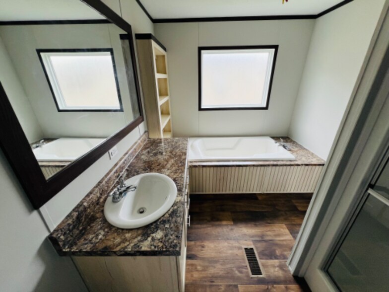 Building Photo - 9477 Lansdowne Rd