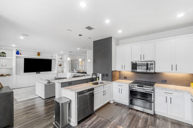 Building Photo - 8300 Calabria Lakes Drive