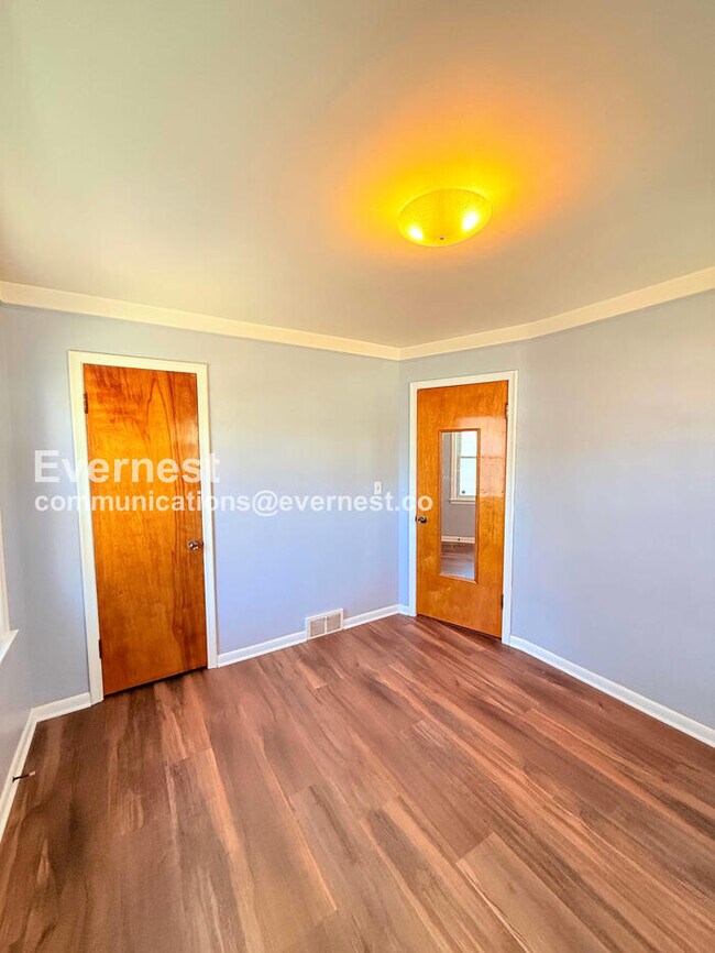 Building Photo - 3 Bed/1 Bath Home with Fenced Yard / Pet-Friendly / Vouchers Accepted / Available Now!