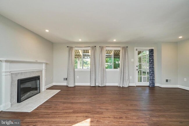 Building Photo - 8076 St Annes Ct