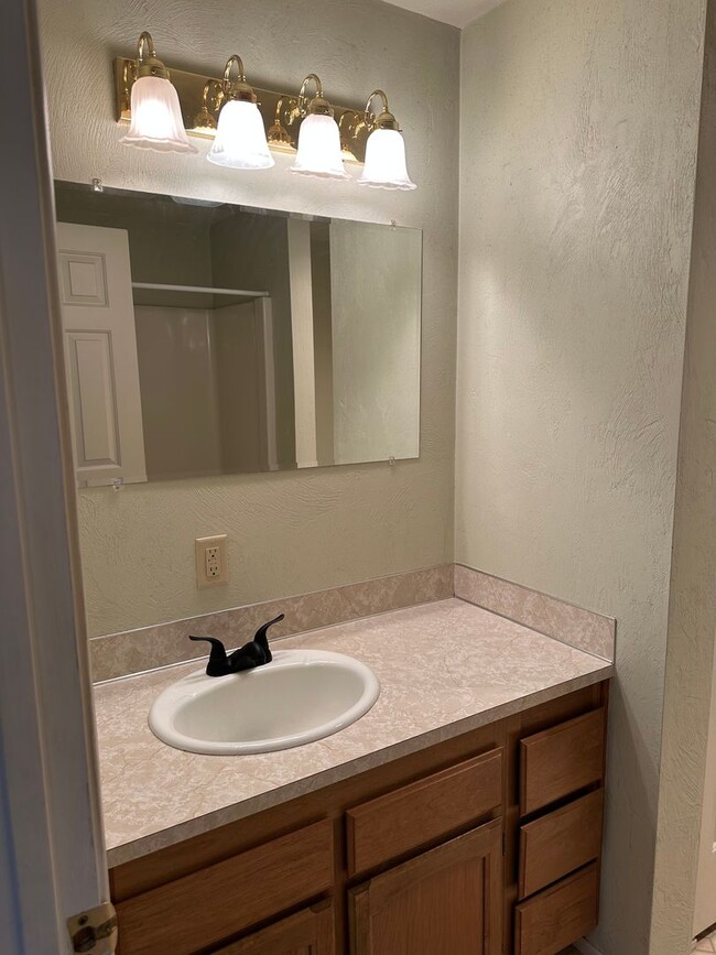 Building Photo - Large 2 bedroom 2 bathroom duplex with garage!  MOVE IN SPECIAL!