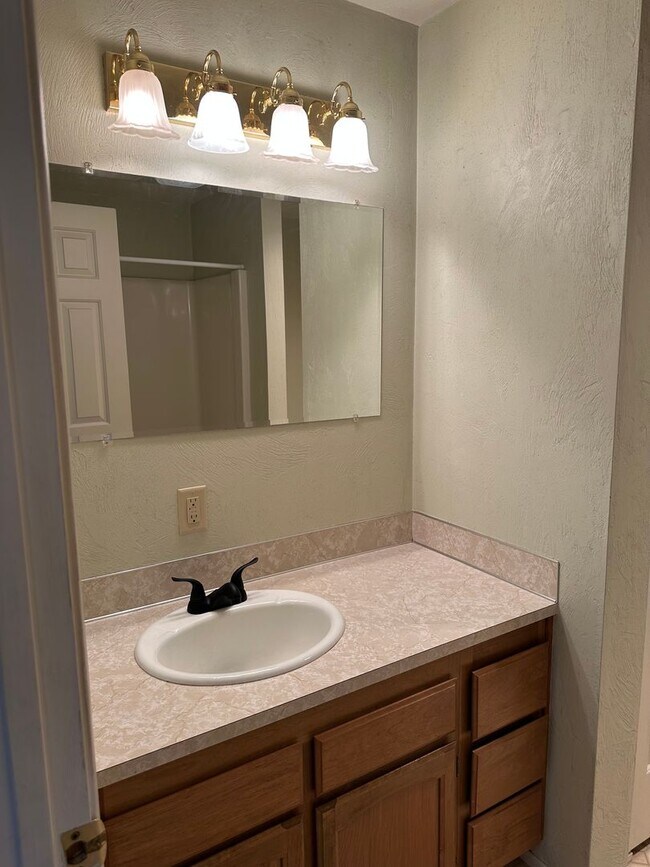 Building Photo - Large 2 bedroom 2 bathroom duplex with garage!