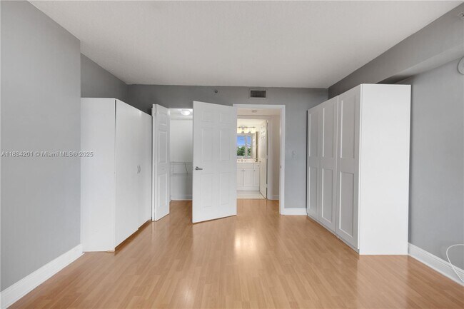 Building Photo - 3000 Coral Wy