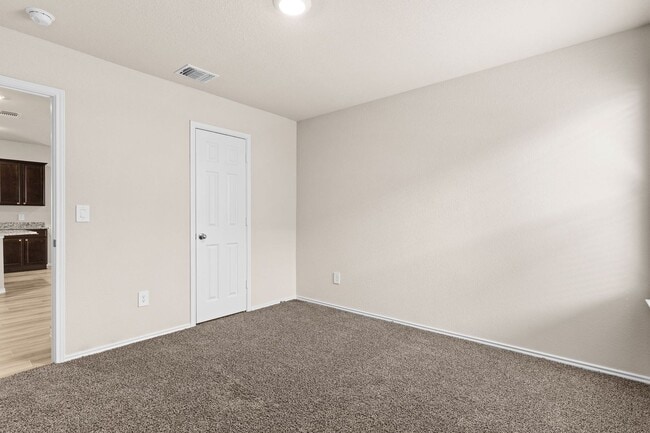 Building Photo - 4 bedroom 2 bath in Creekside Hills with Pool Access