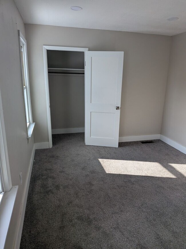 Building Photo - 1043 Meade Ave