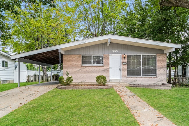 Primary Photo - 585 Versailles Dr