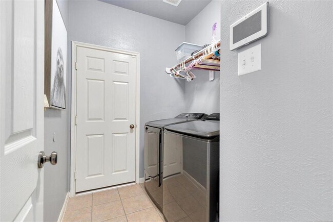 Building Photo - 21731 Sierra Long Dr