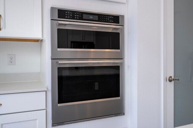 Building Photo - Modern 3-Bedroom 3.5-Bath Townhome with EV Charger, Smart Home Features, 2-Car Garage & Resort-St...