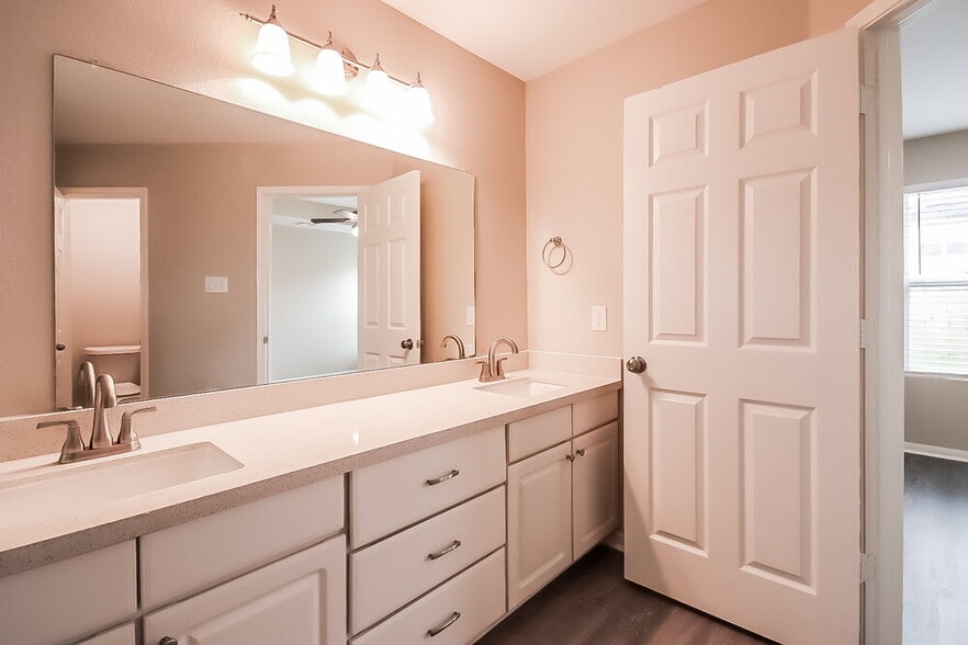 Building Photo - 5226 El Tigre Ln